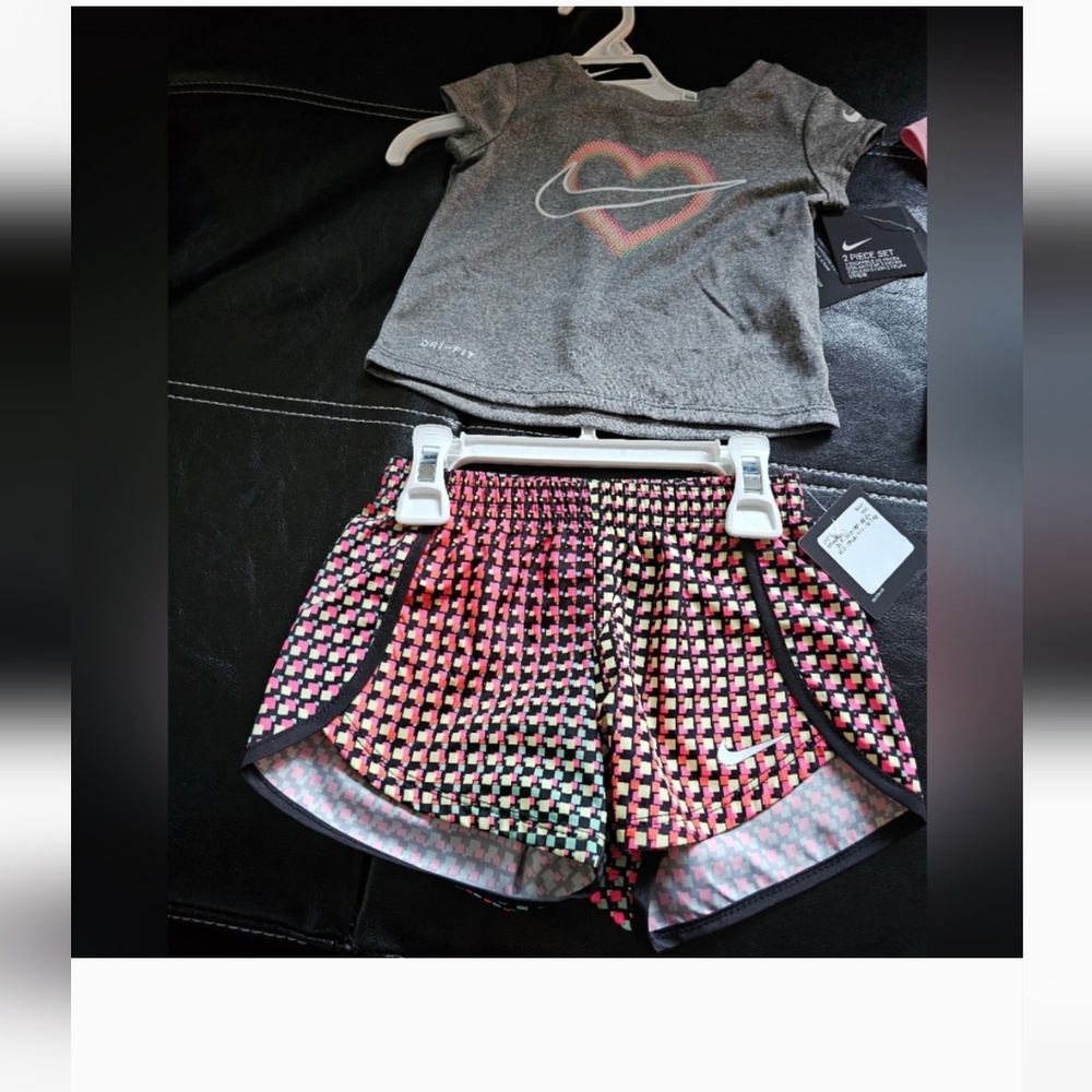 Nike Infant Girl’s Dri-Fit T-Shirt & Shorts Set (2-pieces) 18m nwt